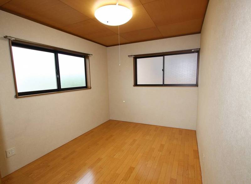 洋室１　新しくフローリングにしました。二面窓。　