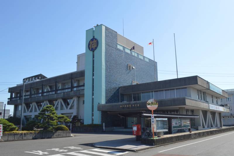 神戸町役場まで車で3分（900m）です。