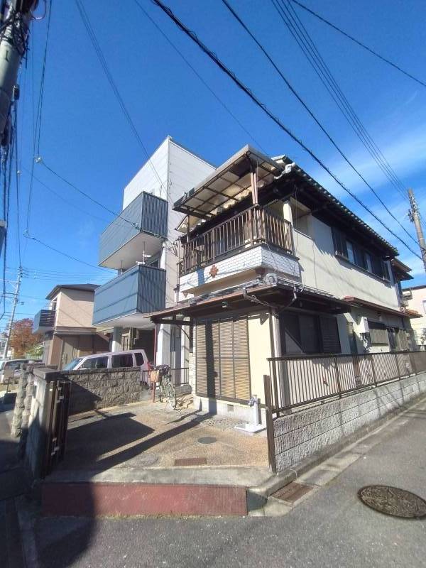 南東の角地です。全面道路は車がすれ違える広さです。