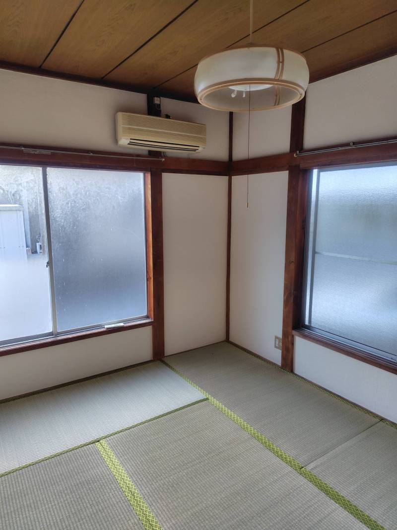 畳の部屋ですが電灯の入れ替え、フローリングなどに改装予定。