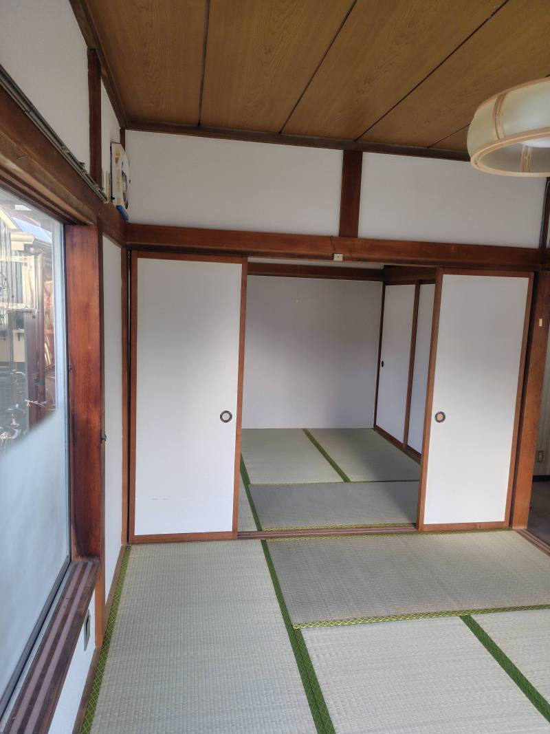 ８畳の部屋から4.5畳の部屋
