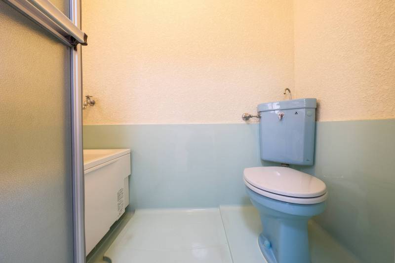 トイレはシャワーカーテン、収納棚を用意しています。