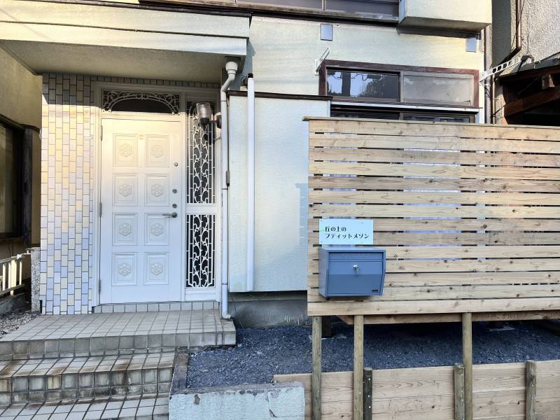 視線を遮るウッドフェンス