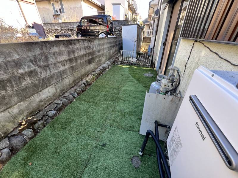 裏庭は人工芝でドックランにもなります。