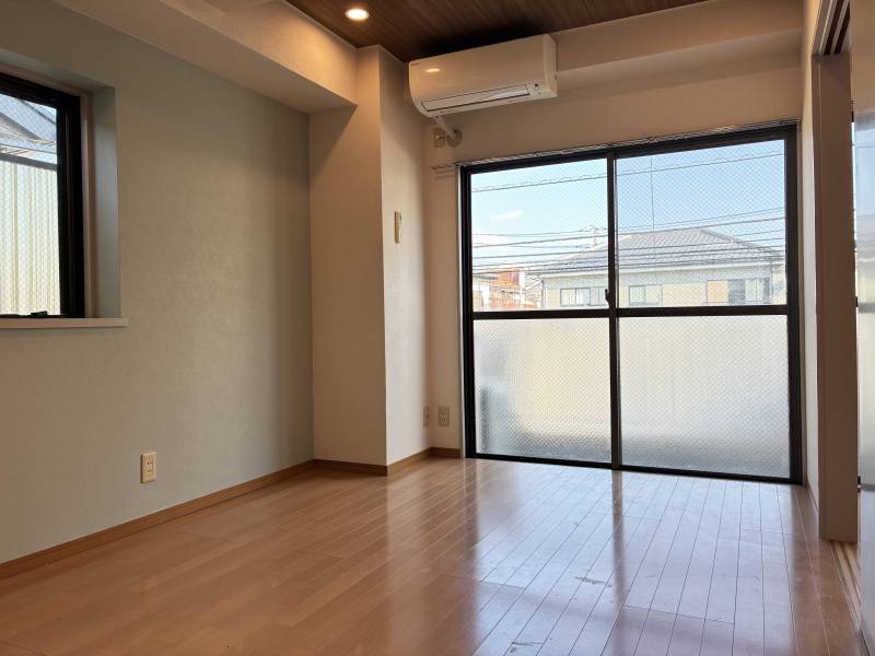 洋室6帖　縦型の収納があり　角部屋窓があるので明るい