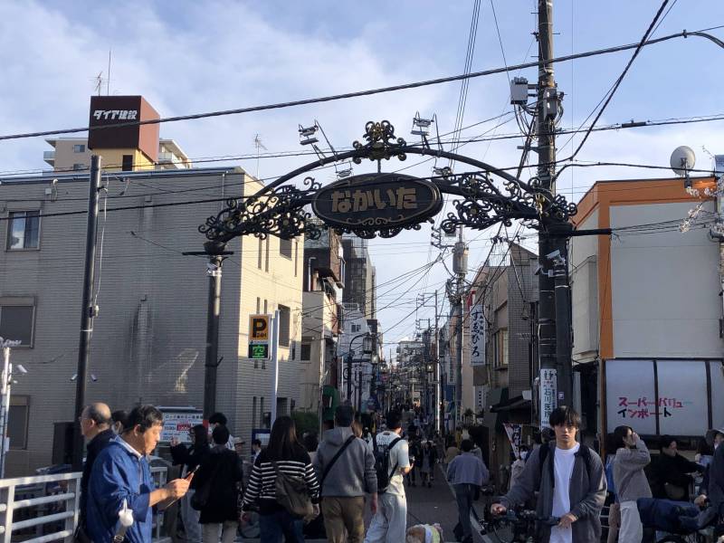 石神井川の橋を渡ると駅までは商店街