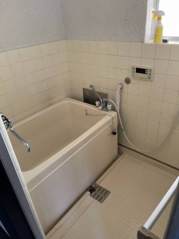 シャワー付き、追焚き可能です。