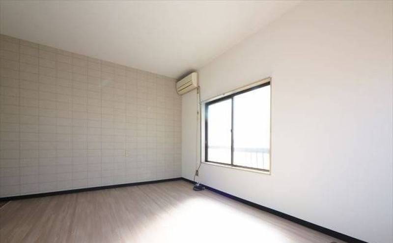 壁に１面だけコンクリート柄アクセントあり