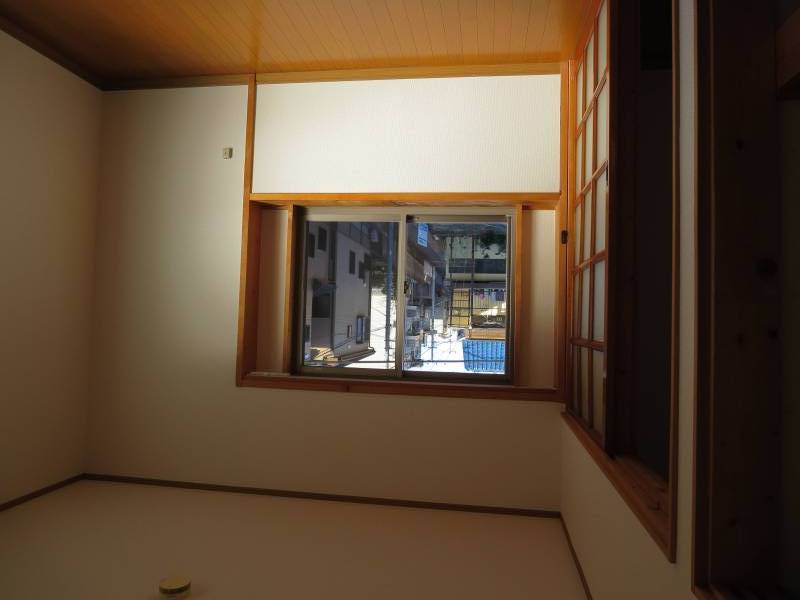 角部屋の為、お部屋入って左、出窓風で物置くことができます。