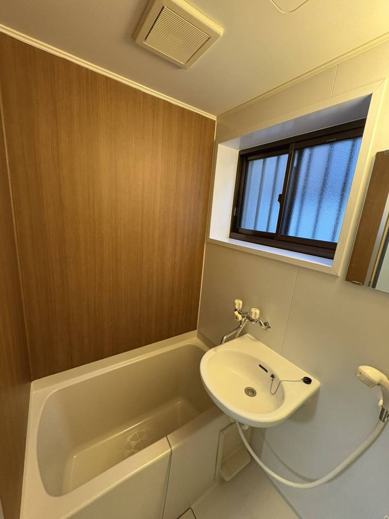 ユニットバス。給湯器は新品に交換済み
