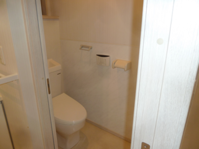 システムトイレ
ペーパーホルダーは磁石で自由に移動可能