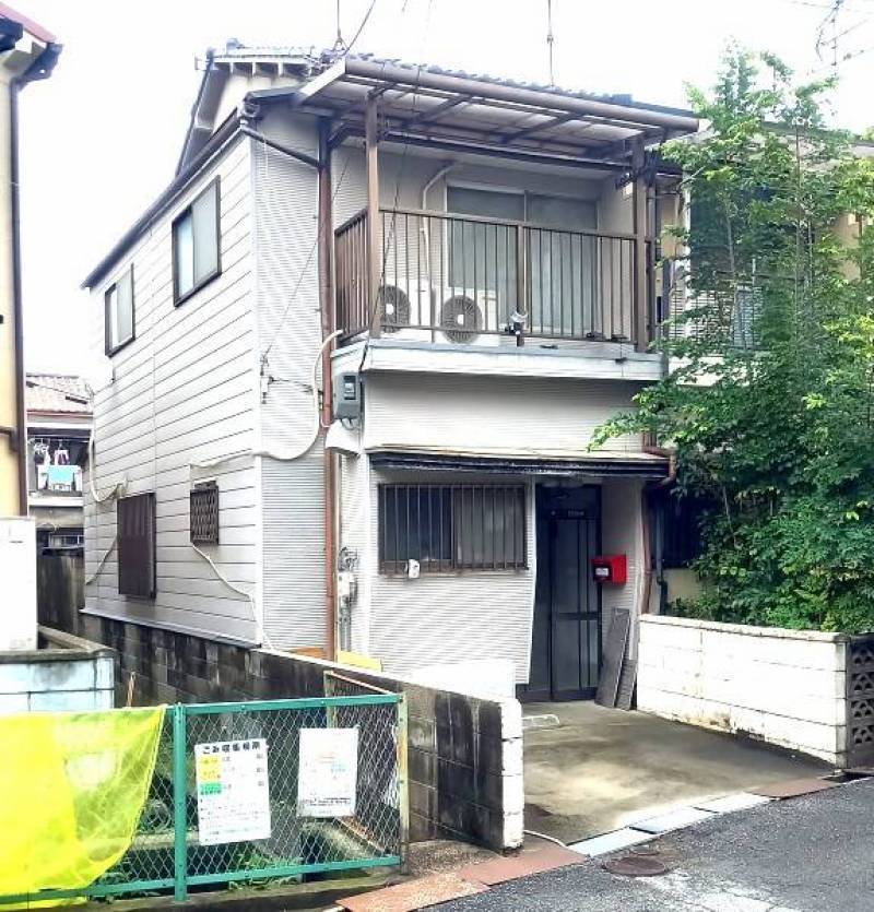 外観　玄関と駐車場にはセンサーライトが付いています
