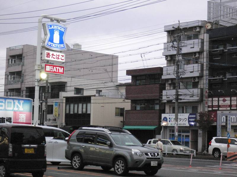 正面がコンビニです
