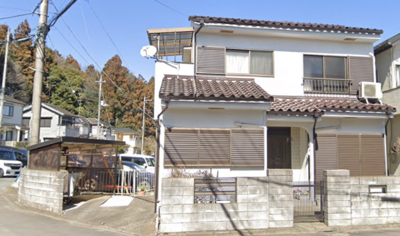 家の隣には駐車場と駐輪場があります