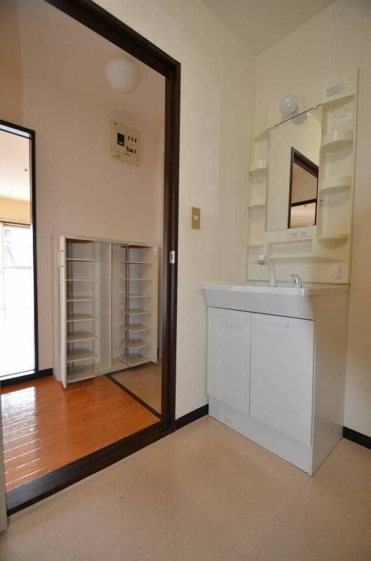 横には、洗濯機等も十分に置けるスペースがあり。
