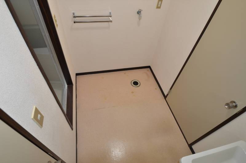 洗濯機の置き場です。十分なスペースがあります。