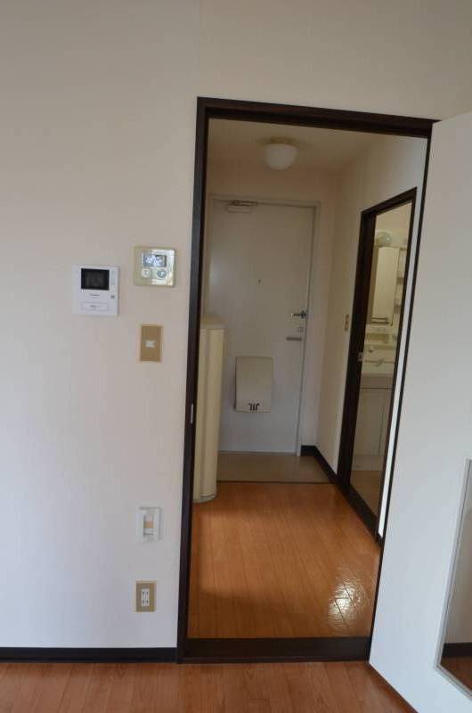 玄関モニターホーン付き、ネットへの接続も可。