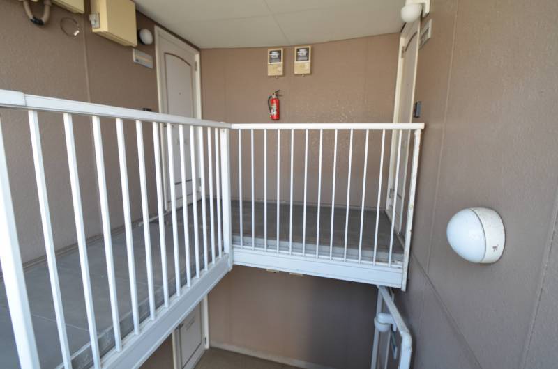 玄関口です。夜間は自動的に外灯が付きます。