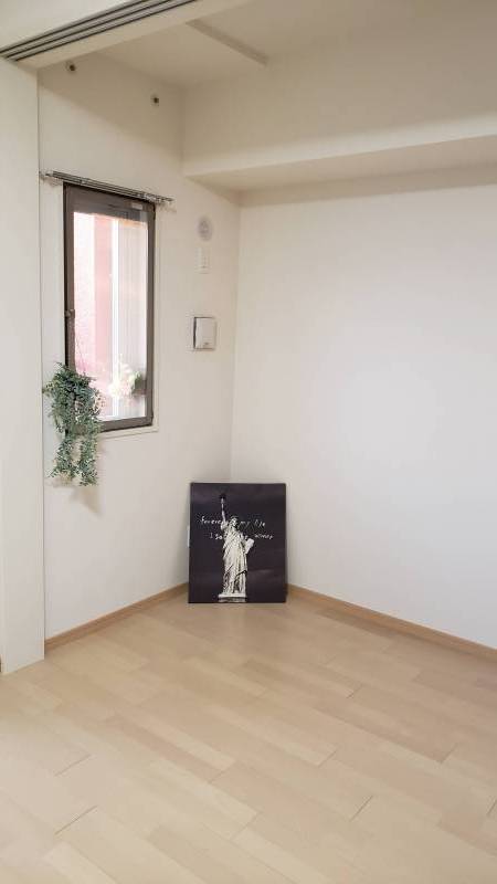 洋室はセミダブルベッドまで入ります。クローゼット付き