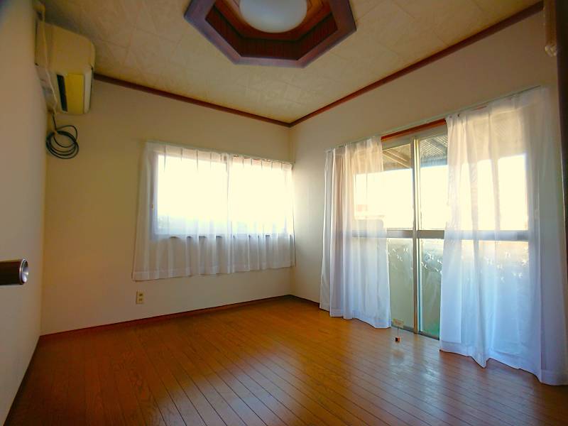 １階洋室は明るい雰囲気。子ども部屋にも最適