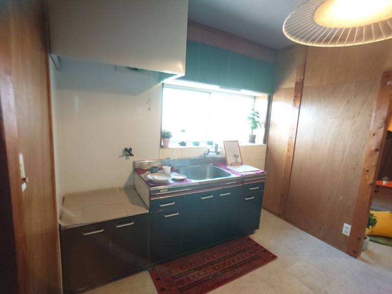 落ち着いた雰囲気のキッチン。換気フード新設済み