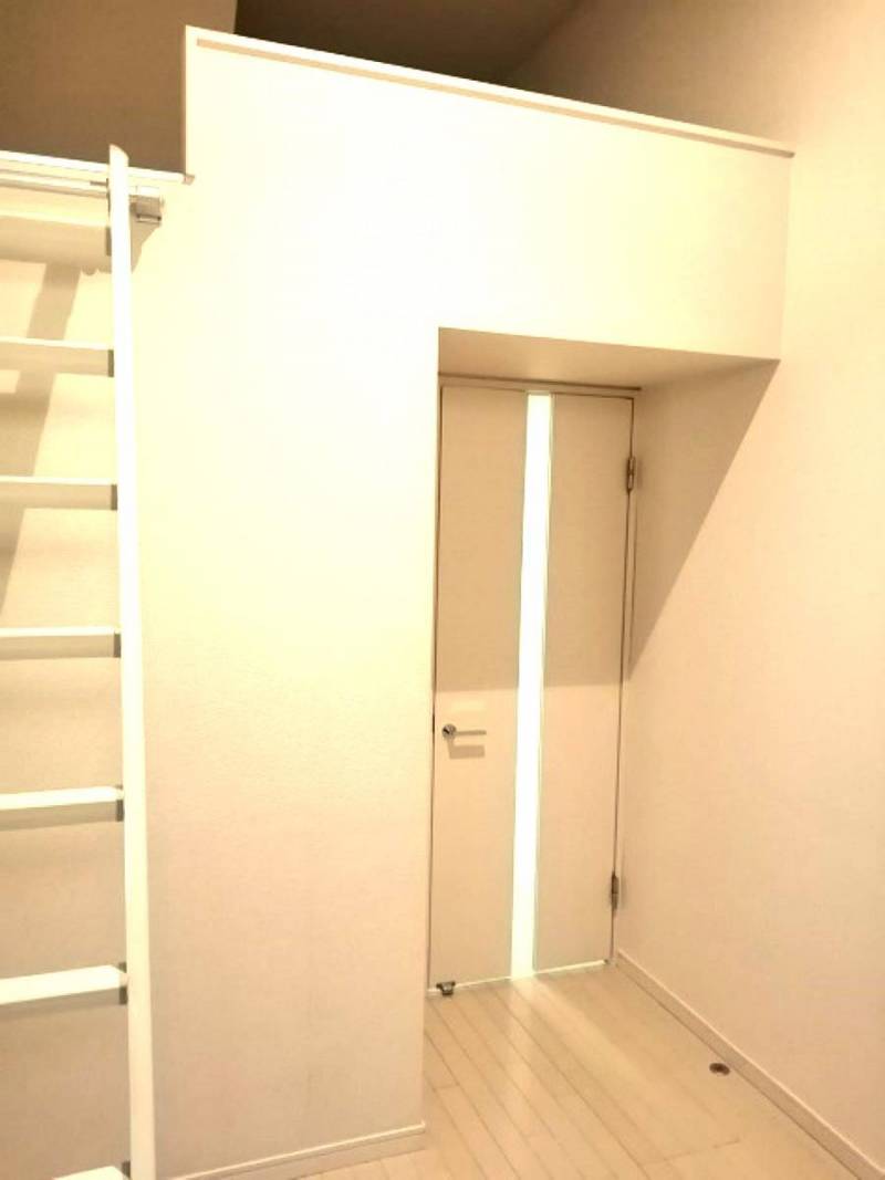 メイン部屋のドアとロフトの階段がみえます