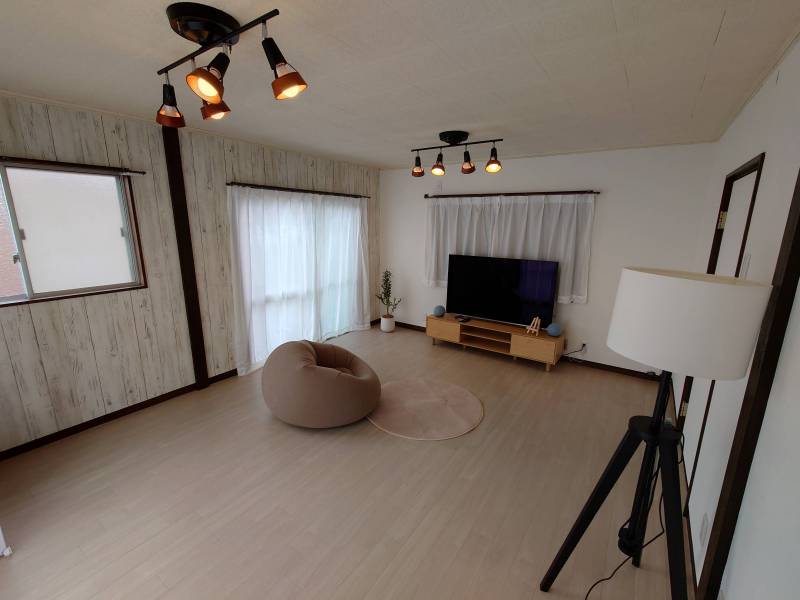 南からの光が広がる、明るく心地よいリビング。