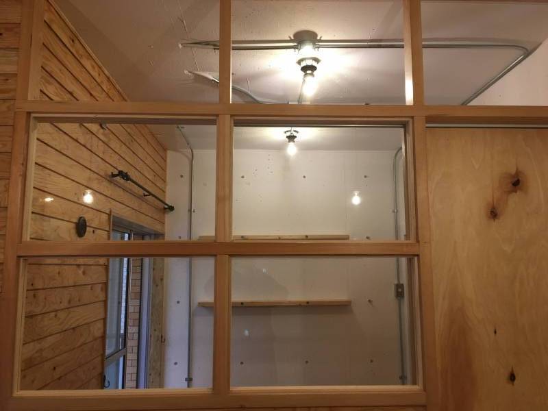 リビングから寝室を見た感じです。