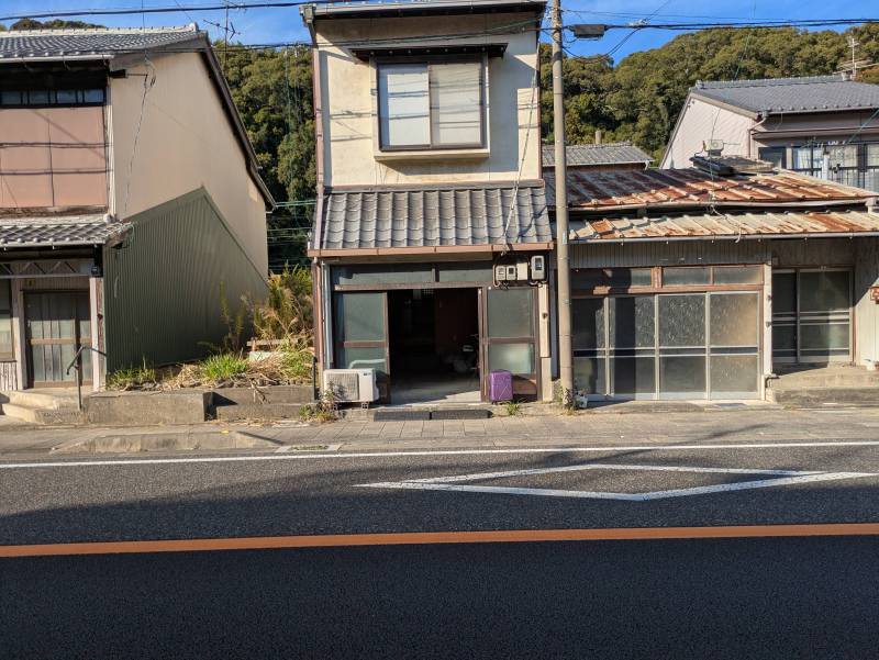 真ん中の扉の空いている家です