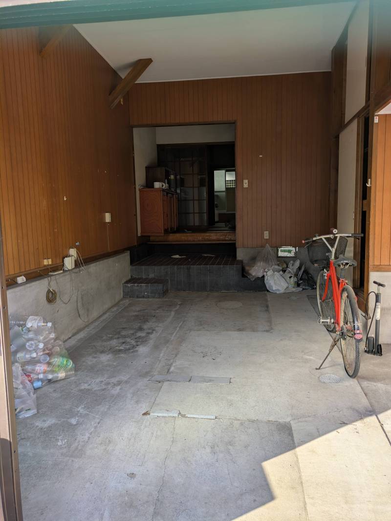 屋内に駐車場が停められます。
バイク、自転車もオッケーです。