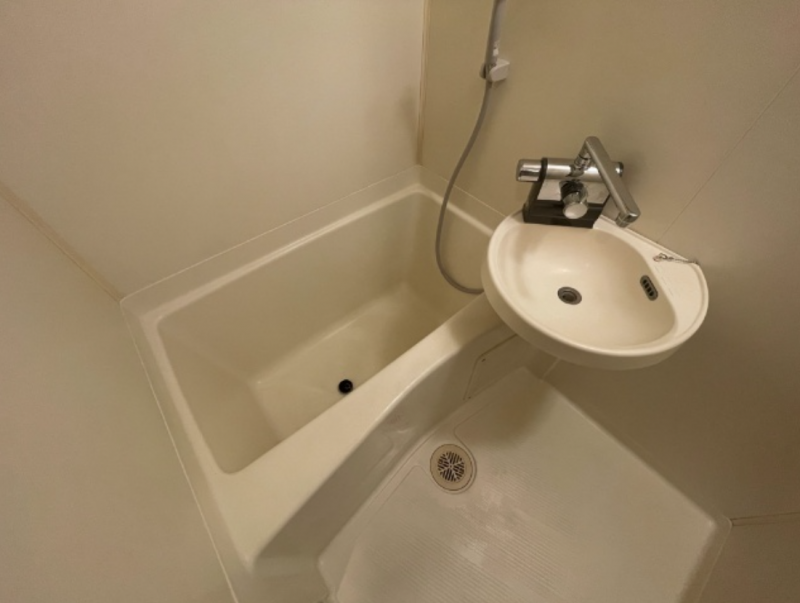 2025年製サーモ水栓設置済。コーキングの劣化部補修済です。