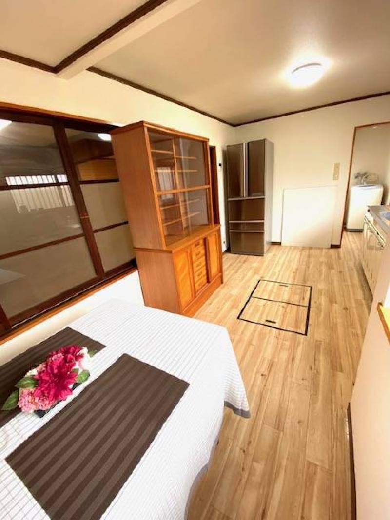 なんとテーブル、食器棚、冷蔵庫付！