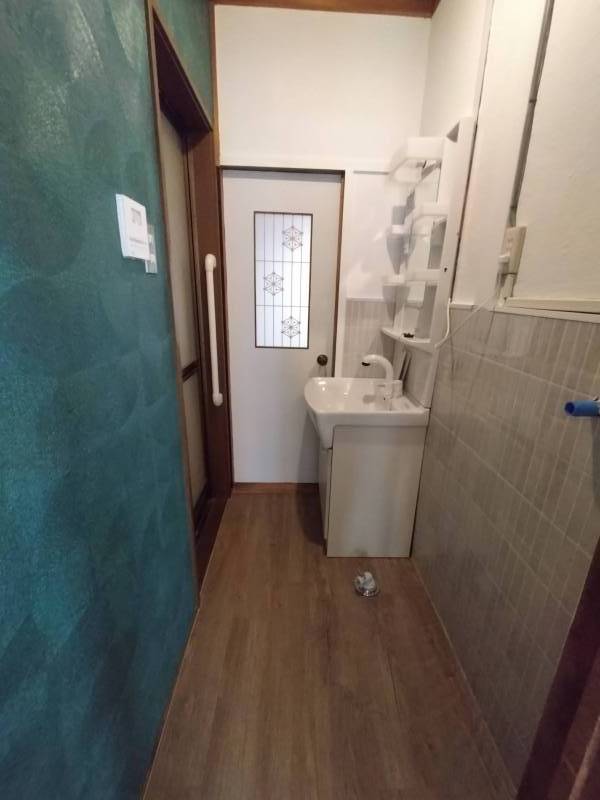 少し狭いですが、お風呂前に洗面台と洗濯機置き場があります。