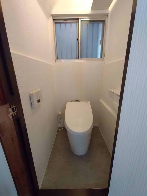 白くて清潔感のあるトイレです