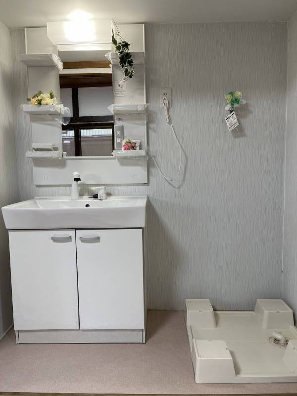 新品洗面化粧台、洗濯パン。使わない時は扉で隠せる。