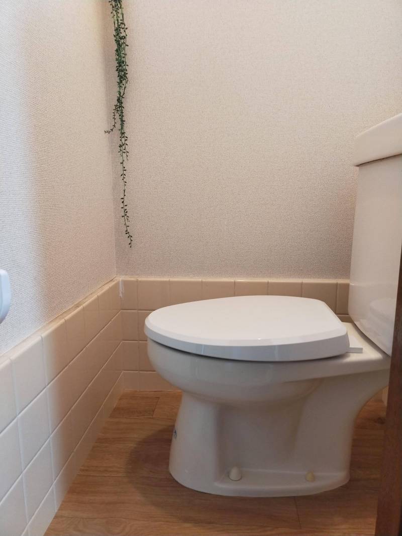 トイレ　床及び便座リフォーム済み