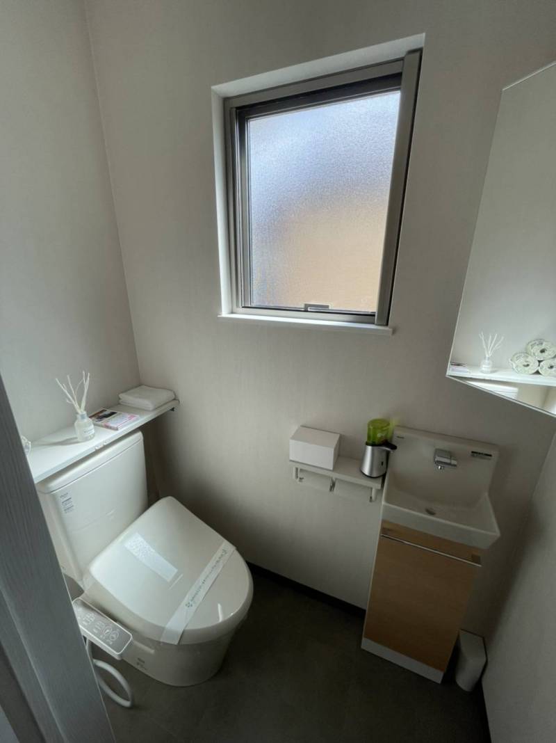 ウォシュレット。トイレにも換気窓付いてます。