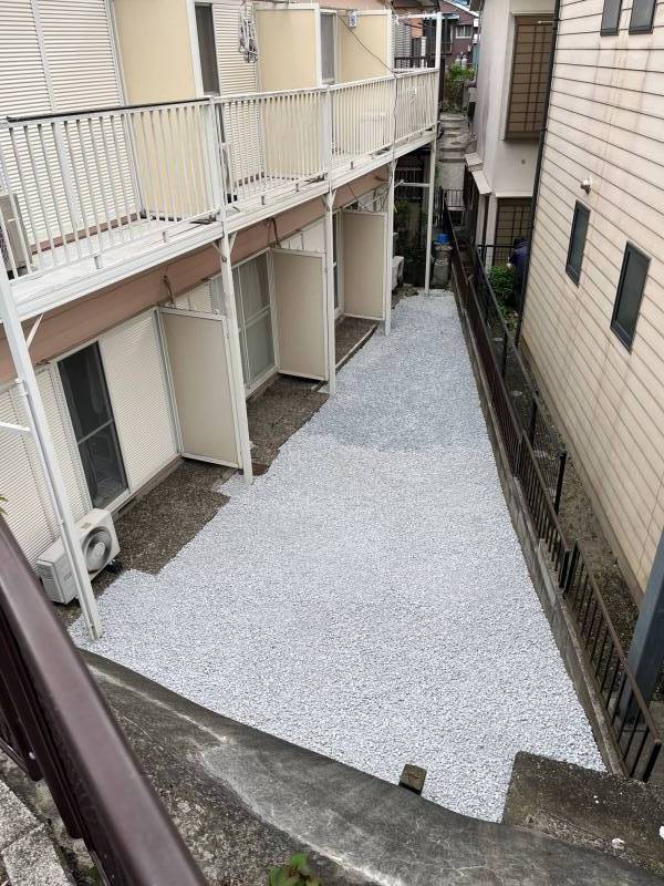 前面に広い庭があり、日当たり良好です。