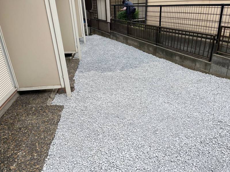 前面に広い庭があり、日当たり良好です。