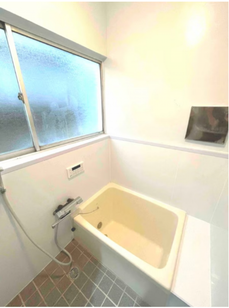 水栓・シャワーも入替済、窓の付いた明るい浴室です！