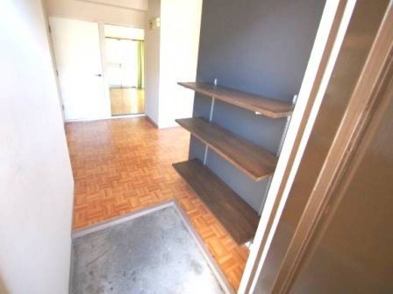 玄関明けてすぐにキッチンが見えない工夫がされています。