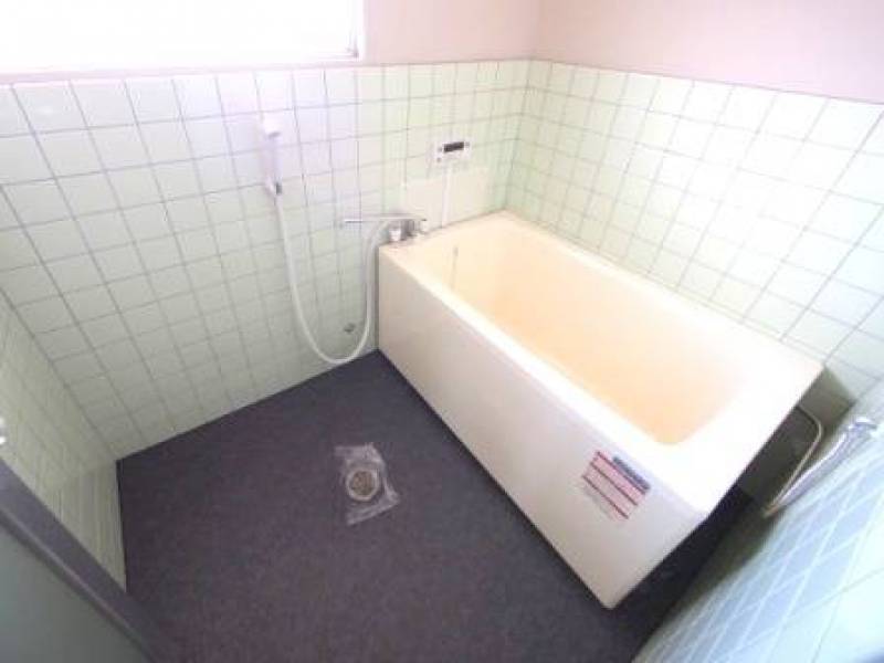 清潔感ある広々とした浴室