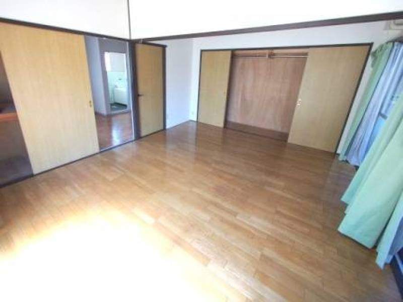 ゆったりとした室内。収納2カ所でたっぷり