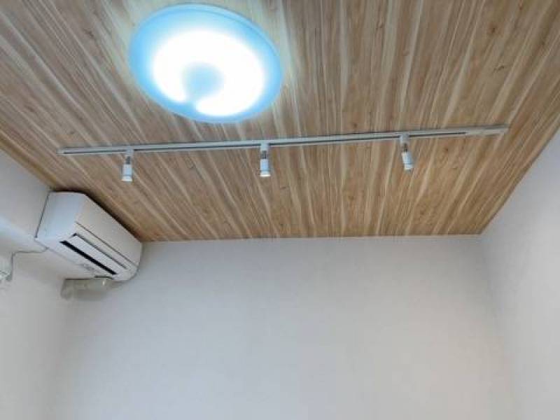 ダクトレール式のスポット照明付き。