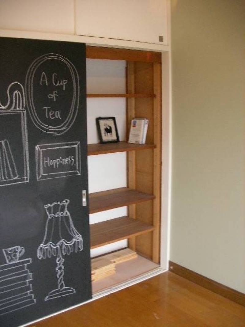 黒板に何を描こう？棚とクロゼット収納のある黒板