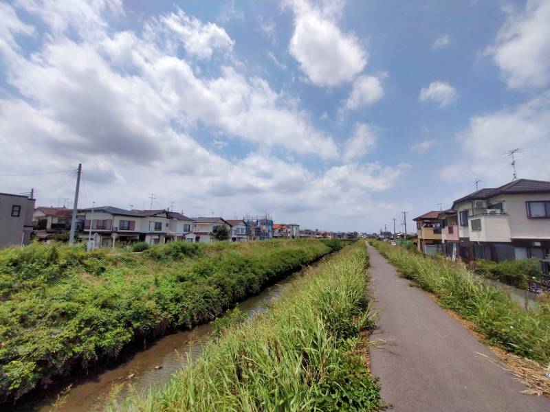 近くの散歩道は朝晩は気持ちいいです