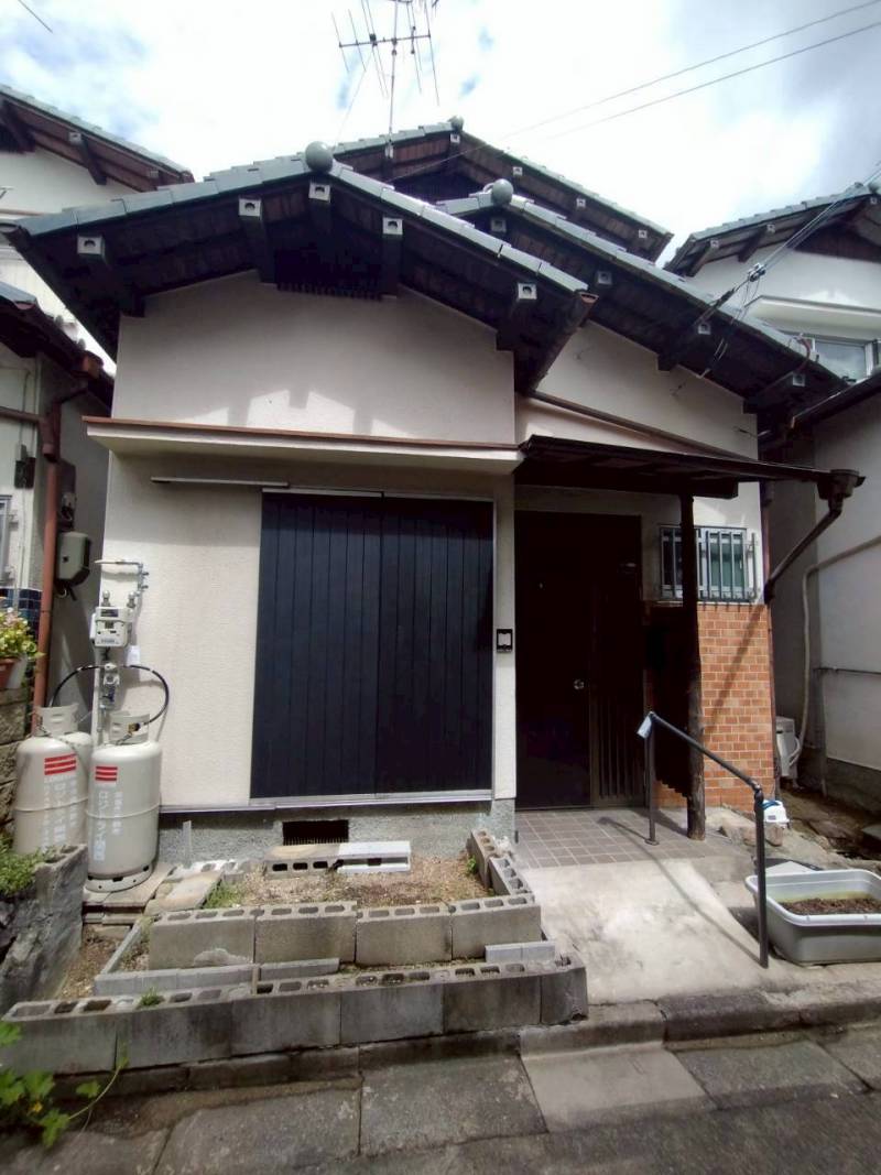 南側に玄関があり日当たり良好です。