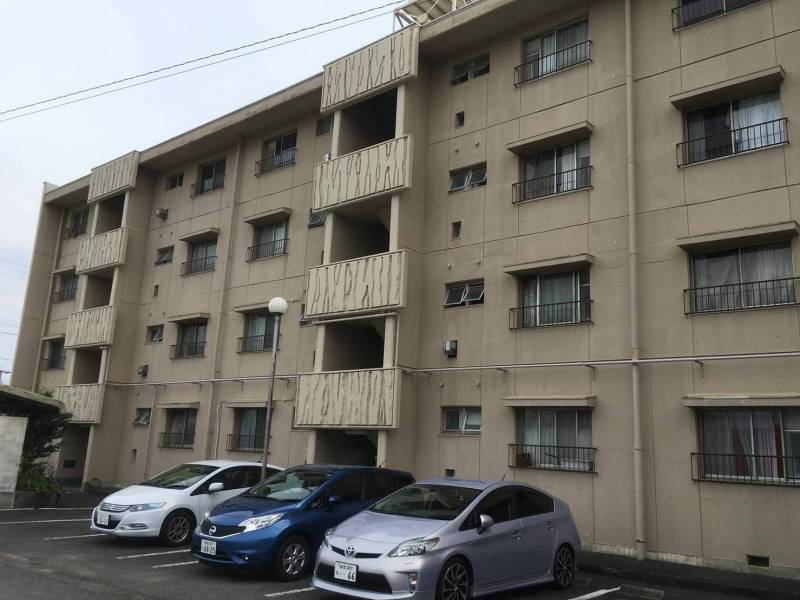 建物前面の駐車場