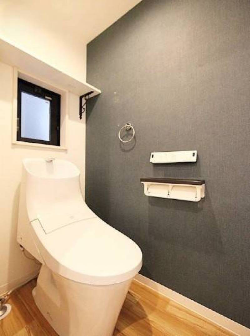 温水洗浄便座有り。小物棚や小物置き付きWホルダーが地味に〇。