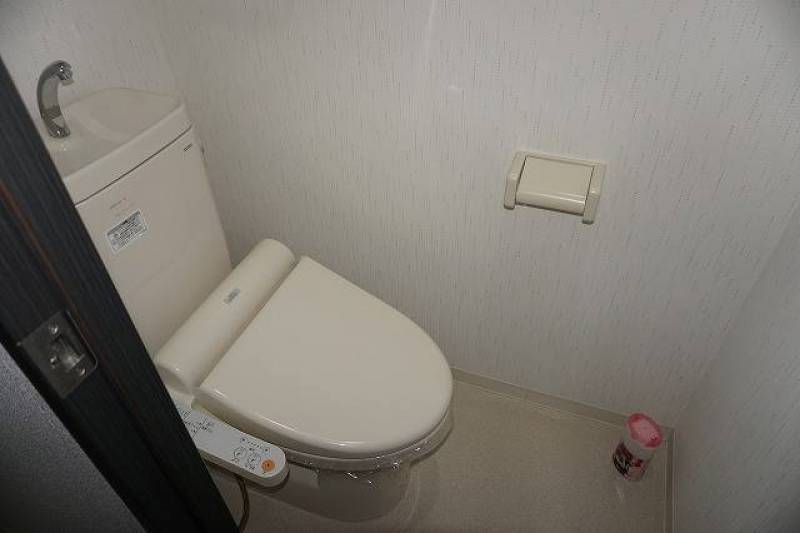 温水洗浄便座付きトイレです